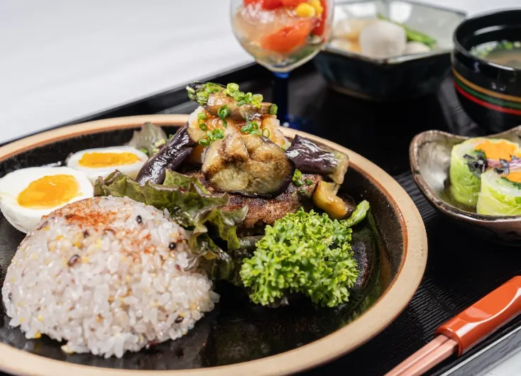 黒いトレーの上に置かれた、産後の食事