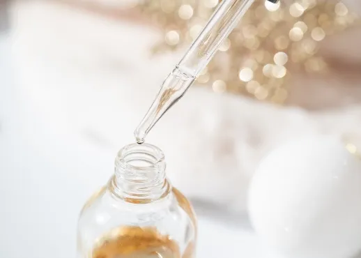 液体を瓶から取っているところ