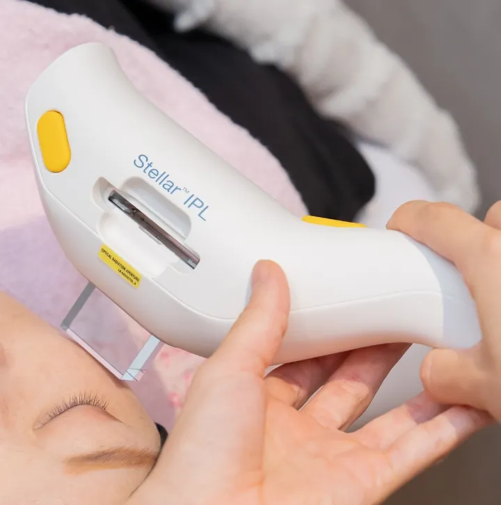 肌にケアをしている様子