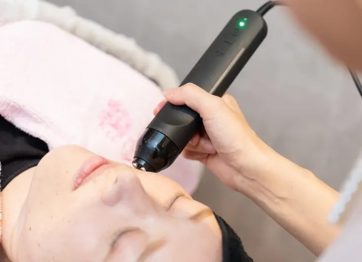 肌のケアをしているところ