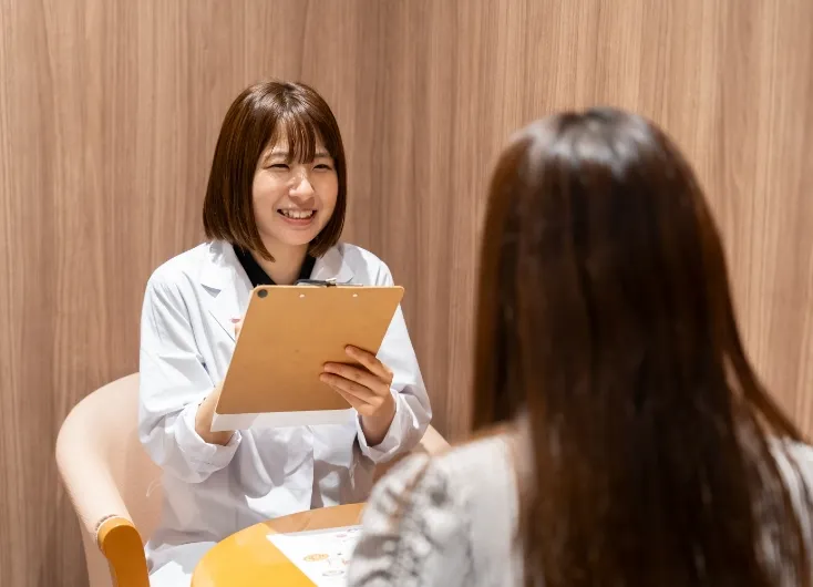 女性スタッフが患者さんにヒヤリングしている様子