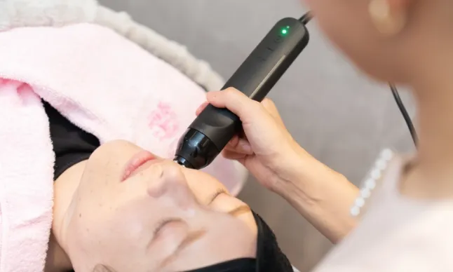 肌のケアをしている様子