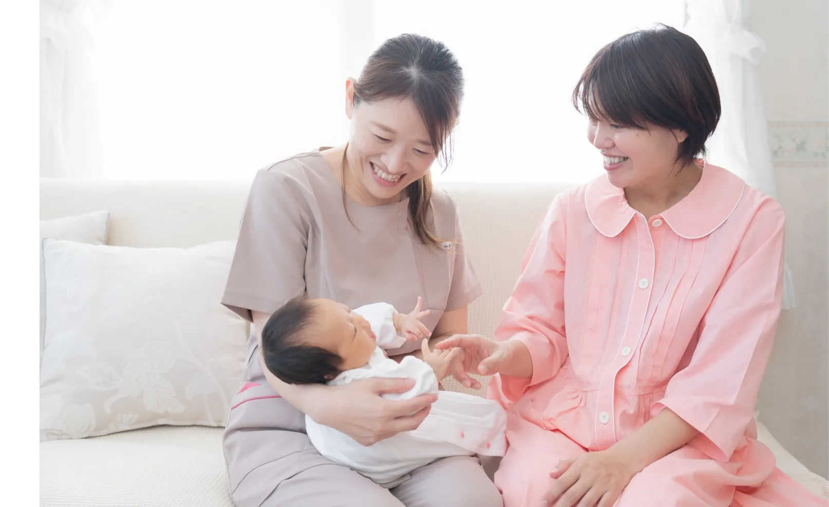 赤ちゃんと産んだ後のお母さんと、その赤ちゃんと抱っこしてる看護師さん