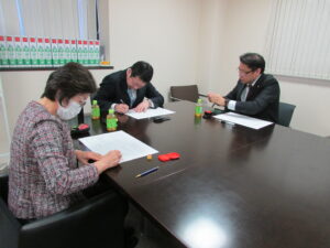 協定締結の様子